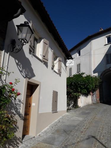 BossolascoAl biancospino- Camere- Ristorante的白色的建筑,有门和街道
