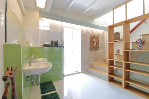 莱卡邦Saen Sabai Hostel的一间带水槽和窗户的浴室