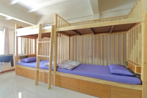 Saen Sabai Hostel客房内的一张或多张双层床