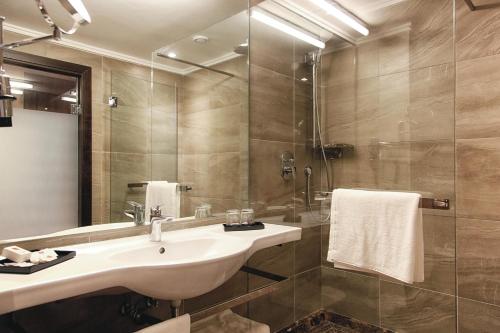阿加迪尔Hotel Riu Tikida Dunas - All inclusive的一间带水槽和淋浴的浴室