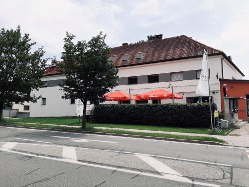 LiebenfelsPension Auer的街上有带红伞的白色建筑