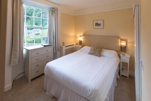 RydalRydal Lodge的卧室配有白色的床和窗户。