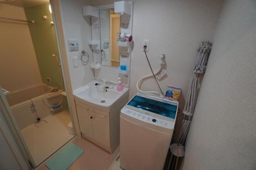 那霸Daruma apartment 403的一间带水槽和卫生间的小浴室