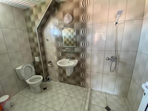 拉夫达Guest house Napoli的浴室配有卫生间、盥洗盆和淋浴。