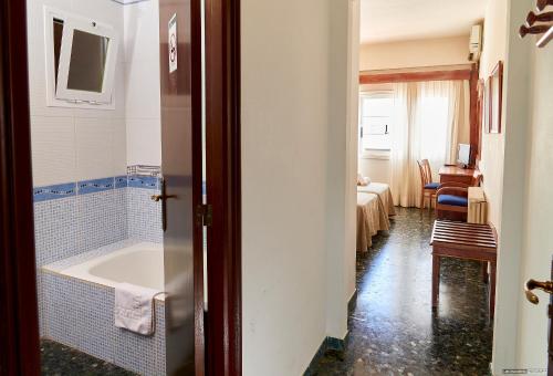 圣费兰-德瑟斯罗巴利阿里皮赛旅馆的带浴缸的浴室和卧室