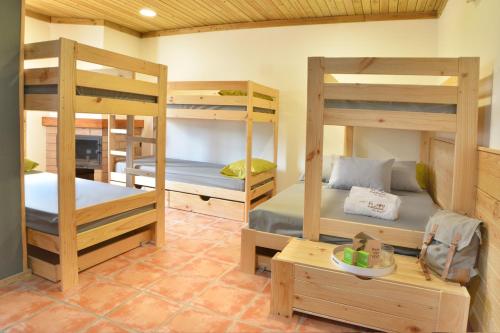 桑特康奈利得赛克El Jou Nature的客房设有四张双层床和一张桌子。