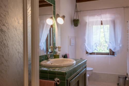 马萨马里蒂马Agriturismo Schiaccia Ghiande的一间带水槽和卫生间的浴室