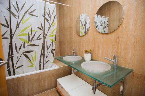 塔拉戈纳LA SURFERA APARTMENT的浴室设有2个水槽和2面镜子