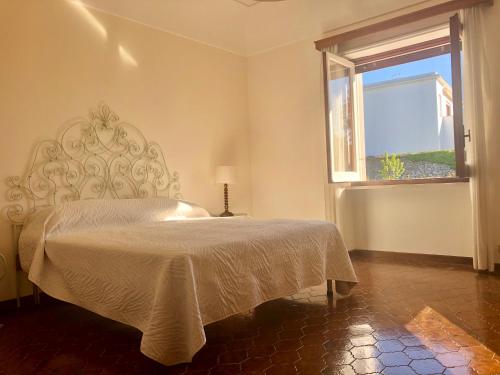 阿纳卡普里Villa Catenacci Anacapri的一间卧室设有一张床和一个窗口