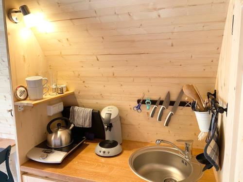 波滕施泰因Hüttendorf Fränkische Schweiz的一个小房子里一个带水槽的厨房台