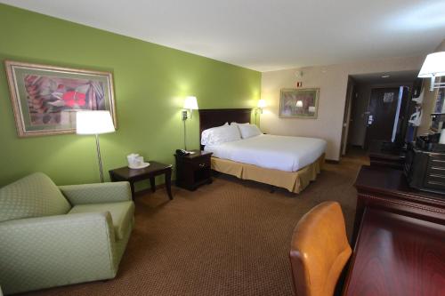 芬德利芬德利智选假日酒店&套房的酒店客房配有床、沙发和椅子