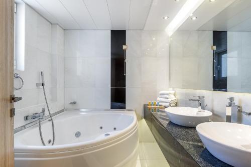 绿洲公寓式酒店的一间浴室