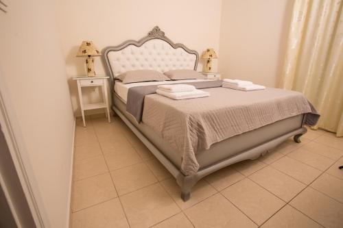 爱琴娜岛Pistakion Houses的一间卧室配有一张床,上面有两条毛巾