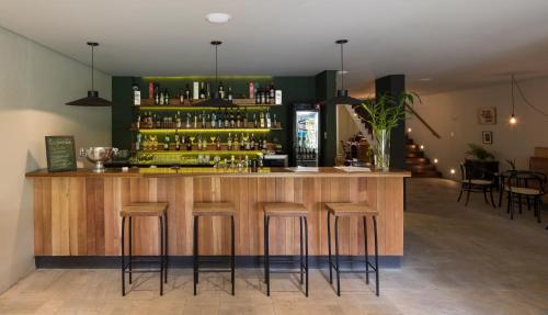 马瑙斯亚马逊别墅酒店的餐厅的酒吧,餐厅在柜台处设有凳子