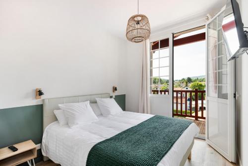 康博莱班Résidence Ker Enia Meublés de Tourisme的一间卧室设有一张床和一个阳台