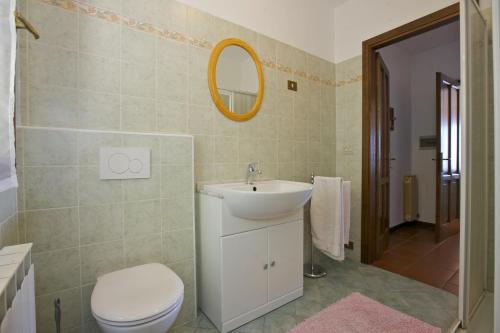 特拉雷戈Casa Ornella的一间带水槽、卫生间和镜子的浴室