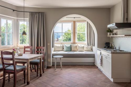 索普拉布扎诺Villa Gloria的一间厨房和一个客厅,客厅配有沙发