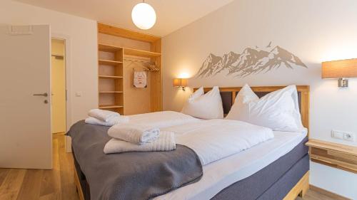 陶普利茨Alpine Appartement Top 3 by AA Holiday Homes的一间卧室配有一张大床和毛巾
