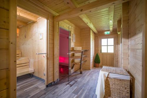 齐勒谷地施特拉斯Hotel Cafe-Zillertal的木制房间,设有桑拿和长凳