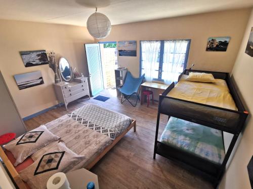 劳恩尼克Arty的一间卧室配有双层床和书桌