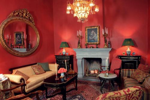 圣米格尔-德阿连德Casa Misha的带沙发和壁炉的客厅