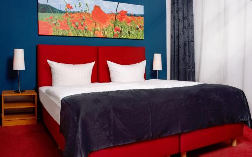 施韦特中心酒店的卧室里红色的床和红色床头板