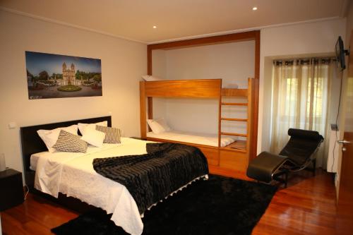 布拉加Turismo Homes Solar Do Areal的一间卧室配有一张床和一张双层床。