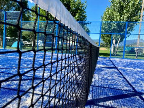 蒙特费雷格兰索尔露营地的网球场上的网球网