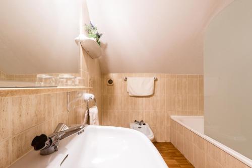 索特Pey Resort的带浴缸、卫生间和盥洗盆的浴室