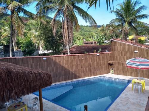 博西坎加Residencial Villa Nova的棕榈树度假村内的游泳池