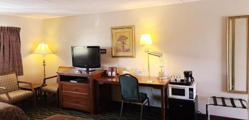 哈里斯堡Hampton Inn (not a Hilton Affiliate) Camp Hill - Harrisburg SW的酒店客房配有一张书桌、一台电视和一张床