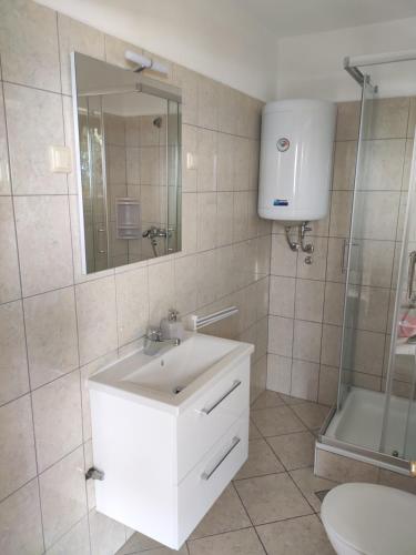 茨里克韦尼察2 minutes to the beach的浴室配有白色水槽和淋浴。