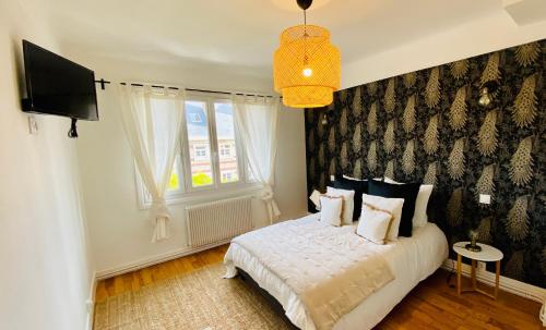 利雪EL PARADISE - Coeur de Ville et Basilique au Balcon的卧室配有白色的床和电视。