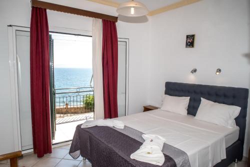 帕拉马Empress Corfu的一间卧室设有一张床,享有海景