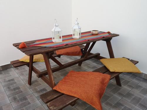 塔维亚诺Casa Vacanza Taviano的一张木桌,上面有两把椅子和两把蜡烛