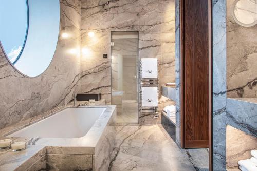 Jiva Hill Resort - Genève的一间浴室