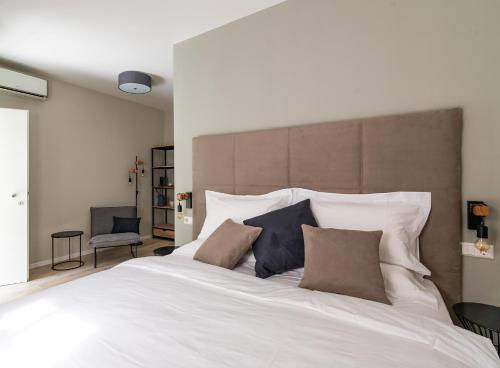 博尔扎诺Villa Jasmine的卧室配有一张带两个枕头的大白色床