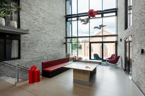 奥胡斯Radisson RED Aarhus的客厅配有红色的沙发和桌子