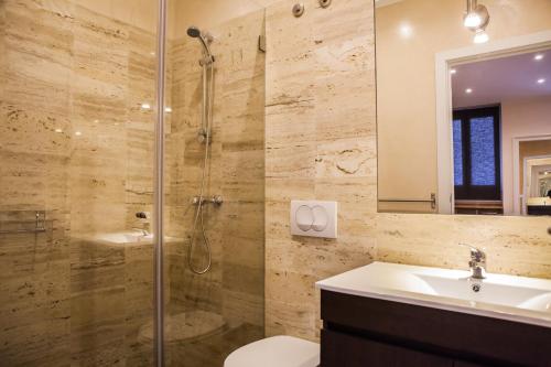 里斯本罗西奥套房酒店的带淋浴、卫生间和盥洗盆的浴室