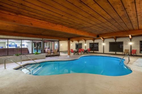 威斯康星戴尔Days Inn & Suites by Wyndham Wisconsin Dells的一座带木制天花板的建筑中的游泳池