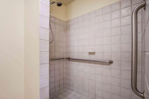 亚基马Baymont by Wyndham Yakima Riverfront的浴室设有白色瓷砖淋浴。