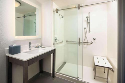 亚特兰大北机场套房汽车旅馆的一间浴室
