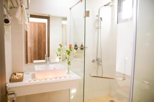 宁平Diamond Hotel的一间带水槽和淋浴的浴室