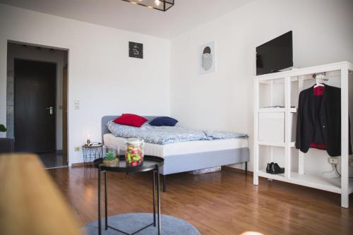 魏布林根☆ Gemütliches Apartment in der Nähe von Stuttgart的卧室配有一张床和一张桌子