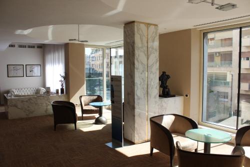 罗马贝斯特韦斯特皮卡迪利酒店的一个带桌椅的大堂和一座建筑