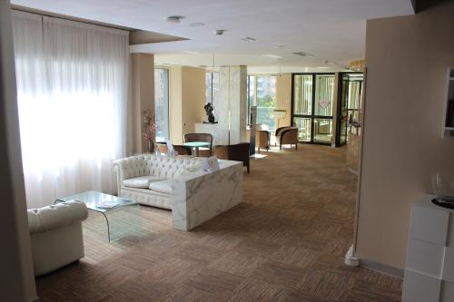 罗马贝斯特韦斯特皮卡迪利酒店的客厅配有沙发和桌子