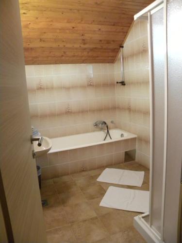 博希尼Apartma Cvetek, Srednja vas 133的带浴缸和盥洗盆的浴室