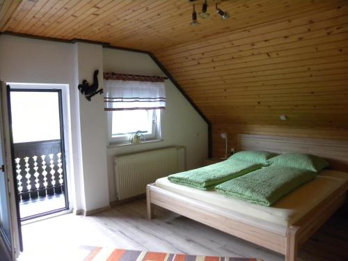 博希尼Apartma Cvetek, Srednja vas 133的一间卧室设有一张木天花板床。