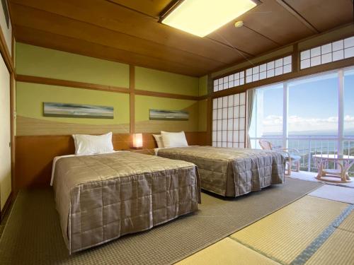 Mikawa Bay Hills Hotel客房内的一张或多张床位