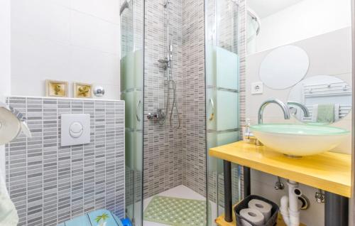 奥米什Apartments Ivka的一间带玻璃淋浴和水槽的浴室